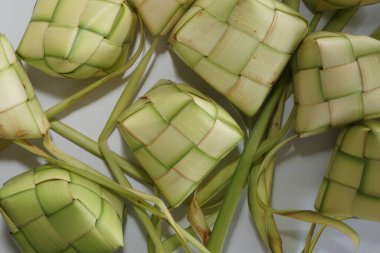 Ketupat (pirinç köftesi), Güney Doğu Asya 'da festival sezonunda yapılan yerel bir lezzettir. Ketupat, pilav pişirmek için taze hindistan cevizi yapraklarından yapılan doğal pirinç kabı.