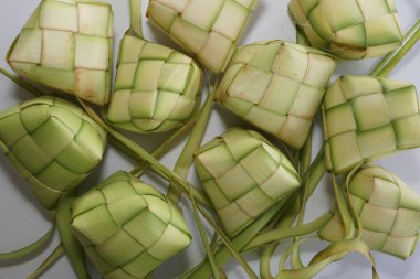 Ketupat (pirinç köftesi), Güney Doğu Asya 'da festival sezonunda yapılan yerel bir lezzettir. Ketupat, pilav pişirmek için taze hindistan cevizi yapraklarından yapılan doğal pirinç kabı.