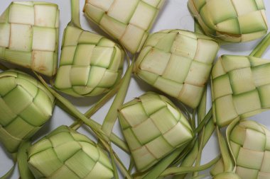 Ketupat (pirinç köftesi), Güney Doğu Asya 'da festival sezonunda yapılan yerel bir lezzettir. Ketupat, pilav pişirmek için taze hindistan cevizi yapraklarından yapılan doğal pirinç kabı.