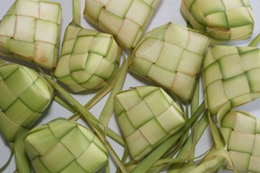 Ketupat (pirinç köftesi), Güney Doğu Asya 'da festival sezonunda yapılan yerel bir lezzettir. Ketupat, pilav pişirmek için taze hindistan cevizi yapraklarından yapılan doğal pirinç kabı.