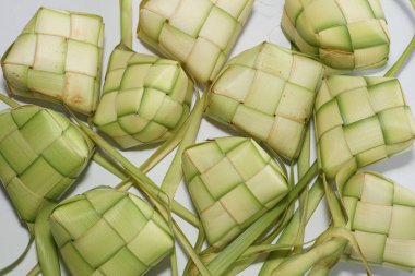 Ketupat (pirinç köftesi), Güney Doğu Asya 'da festival sezonunda yapılan yerel bir lezzettir. Ketupat, pilav pişirmek için taze hindistan cevizi yapraklarından yapılan doğal pirinç kabı.