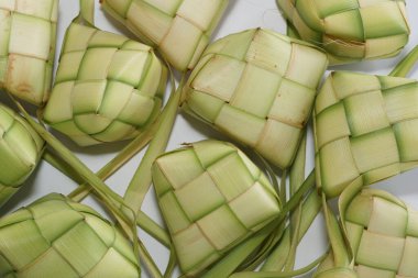 Ketupat (pirinç köftesi), Güney Doğu Asya 'da festival sezonunda yapılan yerel bir lezzettir. Ketupat, pilav pişirmek için taze hindistan cevizi yapraklarından yapılan doğal pirinç kabı.