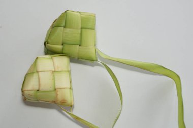 Ketupat (pirinç köftesi), Güney Doğu Asya 'da festival sezonunda yapılan yerel bir lezzettir. Ketupat, pilav pişirmek için taze hindistan cevizi yapraklarından yapılan doğal pirinç kabı.
