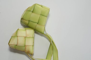 Ketupat (pirinç köftesi), Güney Doğu Asya 'da festival sezonunda yapılan yerel bir lezzettir. Ketupat, pilav pişirmek için taze hindistan cevizi yapraklarından yapılan doğal pirinç kabı.