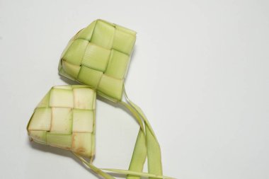 Ketupat (pirinç köftesi), Güney Doğu Asya 'da festival sezonunda yapılan yerel bir lezzettir. Ketupat, pilav pişirmek için taze hindistan cevizi yapraklarından yapılan doğal pirinç kabı.