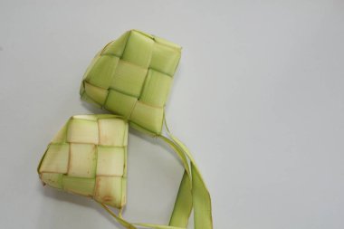 Ketupat (pirinç köftesi), Güney Doğu Asya 'da festival sezonunda yapılan yerel bir lezzettir. Ketupat, pilav pişirmek için taze hindistan cevizi yapraklarından yapılan doğal pirinç kabı.