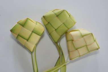 Ketupat (pirinç köftesi), Güney Doğu Asya 'da festival sezonunda yapılan yerel bir lezzettir. Ketupat, pilav pişirmek için taze hindistan cevizi yapraklarından yapılan doğal pirinç kabı.