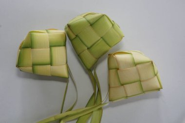 Ketupat (pirinç köftesi), Güney Doğu Asya 'da festival sezonunda yapılan yerel bir lezzettir. Ketupat, pilav pişirmek için taze hindistan cevizi yapraklarından yapılan doğal pirinç kabı.