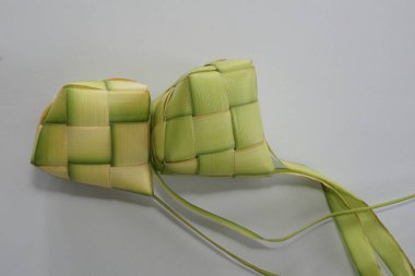 Ketupat (pirinç köftesi), Güney Doğu Asya 'da festival sezonunda yapılan yerel bir lezzettir. Ketupat, pilav pişirmek için taze hindistan cevizi yapraklarından yapılan doğal pirinç kabı.