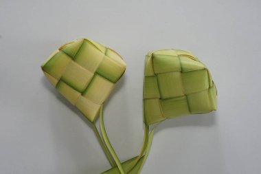 Ketupat (pirinç köftesi), Güney Doğu Asya 'da festival sezonunda yapılan yerel bir lezzettir. Ketupat, pilav pişirmek için taze hindistan cevizi yapraklarından yapılan doğal pirinç kabı.