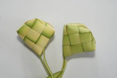 Ketupat (pirinç köftesi), Güney Doğu Asya 'da festival sezonunda yapılan yerel bir lezzettir. Ketupat, pilav pişirmek için taze hindistan cevizi yapraklarından yapılan doğal pirinç kabı.