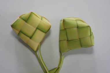Ketupat (pirinç köftesi), Güney Doğu Asya 'da festival sezonunda yapılan yerel bir lezzettir. Ketupat, pilav pişirmek için taze hindistan cevizi yapraklarından yapılan doğal pirinç kabı.