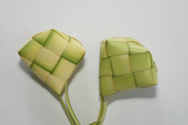 Ketupat (pirinç köftesi), Güney Doğu Asya 'da festival sezonunda yapılan yerel bir lezzettir. Ketupat, pilav pişirmek için taze hindistan cevizi yapraklarından yapılan doğal pirinç kabı.
