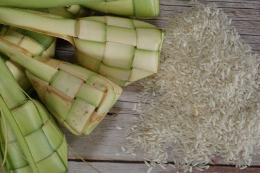 Ketupat (pirinç köftesi), Güney Doğu Asya 'da festival sezonunda yapılan yerel bir lezzettir. Ketupat, pilav pişirmek için taze hindistan cevizi yapraklarından yapılan doğal pirinç kabı.