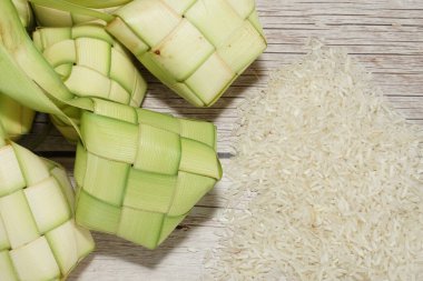 Ketupat (pirinç köftesi), Güney Doğu Asya 'da festival sezonunda yapılan yerel bir lezzettir. Ketupat, pilav pişirmek için taze hindistan cevizi yapraklarından yapılan doğal pirinç kabı.