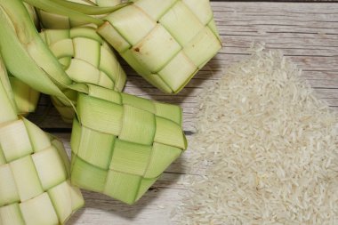 Ketupat (pirinç köftesi), Güney Doğu Asya 'da festival sezonunda yapılan yerel bir lezzettir. Ketupat, pilav pişirmek için taze hindistan cevizi yapraklarından yapılan doğal pirinç kabı.