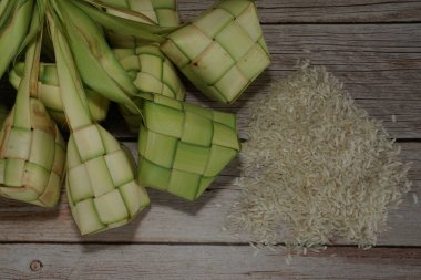 Ketupat (pirinç köftesi), Güney Doğu Asya 'da festival sezonunda yapılan yerel bir lezzettir. Ketupat, pilav pişirmek için taze hindistan cevizi yapraklarından yapılan doğal pirinç kabı.