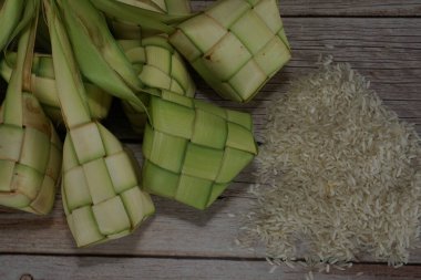 Ketupat (pirinç köftesi), Güney Doğu Asya 'da festival sezonunda yapılan yerel bir lezzettir. Ketupat, pilav pişirmek için taze hindistan cevizi yapraklarından yapılan doğal pirinç kabı.