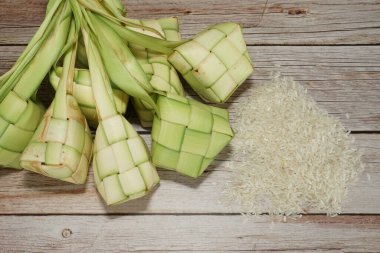 Ketupat (pirinç köftesi), Güney Doğu Asya 'da festival sezonunda yapılan yerel bir lezzettir. Ketupat, pilav pişirmek için taze hindistan cevizi yapraklarından yapılan doğal pirinç kabı.