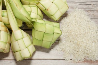 Ketupat (pirinç köftesi), Güney Doğu Asya 'da festival sezonunda yapılan yerel bir lezzettir. Ketupat, pilav pişirmek için taze hindistan cevizi yapraklarından yapılan doğal pirinç kabı.