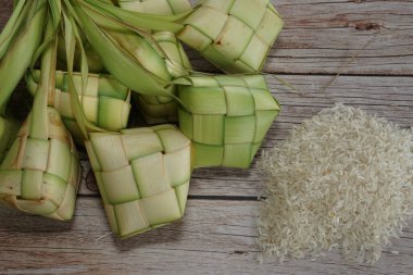 Ketupat (pirinç köftesi), Güney Doğu Asya 'da festival sezonunda yapılan yerel bir lezzettir. Ketupat, pilav pişirmek için taze hindistan cevizi yapraklarından yapılan doğal pirinç kabı.