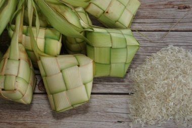 Ketupat (pirinç köftesi), Güney Doğu Asya 'da festival sezonunda yapılan yerel bir lezzettir. Ketupat, pilav pişirmek için taze hindistan cevizi yapraklarından yapılan doğal pirinç kabı.