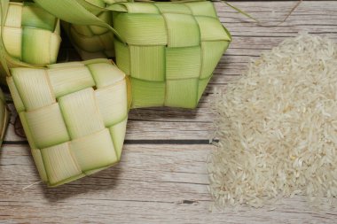 Ketupat (pirinç köftesi), Güney Doğu Asya 'da festival sezonunda yapılan yerel bir lezzettir. Ketupat, pilav pişirmek için taze hindistan cevizi yapraklarından yapılan doğal pirinç kabı.