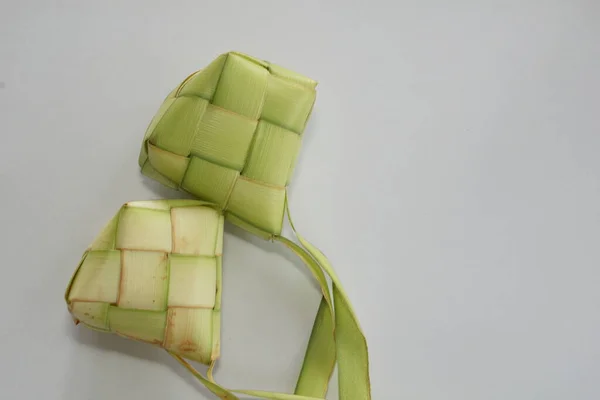 Ketupat 是东南亚节日期间的一种当地美食 Ketupat 一种天然稻壳 由椰子叶制成 用于烹调水稻 — 图库照片