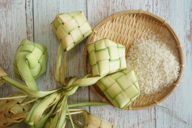Ketupat (pirinç köftesi), Güney Doğu Asya 'da festival sezonunda yapılan yerel bir lezzettir. Ketupat, pilav pişirmek için taze hindistan cevizi yapraklarından yapılan doğal pirinç kabı.