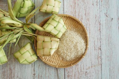 Ketupat (pirinç köftesi), Güney Doğu Asya 'da festival sezonunda yapılan yerel bir lezzettir. Ketupat, pilav pişirmek için taze hindistan cevizi yapraklarından yapılan doğal pirinç kabı.