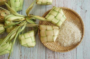Ketupat (pirinç köftesi), Güney Doğu Asya 'da festival sezonunda yapılan yerel bir lezzettir. Ketupat, pilav pişirmek için taze hindistan cevizi yapraklarından yapılan doğal pirinç kabı.