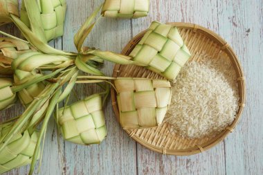 Ketupat (pirinç köftesi), Güney Doğu Asya 'da festival sezonunda yapılan yerel bir lezzettir. Ketupat, pilav pişirmek için taze hindistan cevizi yapraklarından yapılan doğal pirinç kabı.