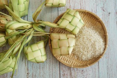 Ketupat (pirinç köftesi), Güney Doğu Asya 'da festival sezonunda yapılan yerel bir lezzettir. Ketupat, pilav pişirmek için taze hindistan cevizi yapraklarından yapılan doğal pirinç kabı.