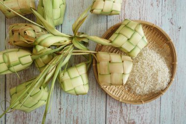 Ketupat (pirinç köftesi), Güney Doğu Asya 'da festival sezonunda yapılan yerel bir lezzettir. Ketupat, pilav pişirmek için taze hindistan cevizi yapraklarından yapılan doğal pirinç kabı.