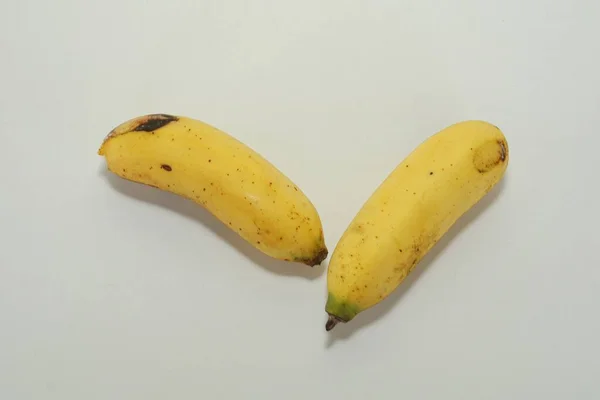 从白色背景分离出来的香蕉果实 — 图库照片