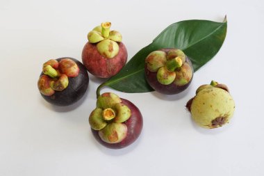 Beyaz arka planda taze mangosteen meyveleri