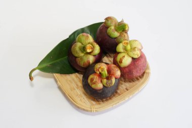 Beyaz arka planda taze mangosteen meyveleri