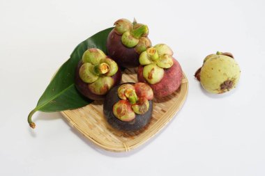 Beyaz arka planda taze mangosteen meyveleri
