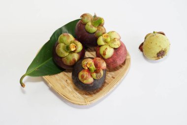 Beyaz arka planda taze mangosteen meyveleri