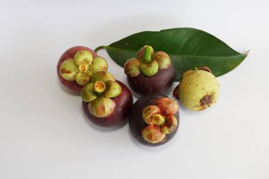 Beyaz arka planda taze mangosteen meyveleri