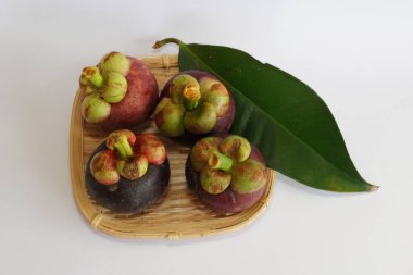 Beyaz arka planda taze mangosteen meyveleri