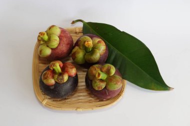 Beyaz arka planda taze mangosteen meyveleri