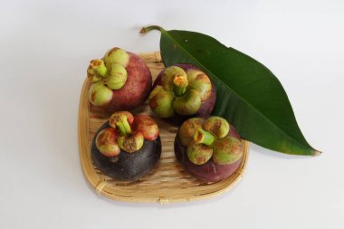 Beyaz arka planda taze mangosteen meyveleri