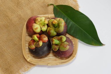 taze mangosteen meyveleri masada