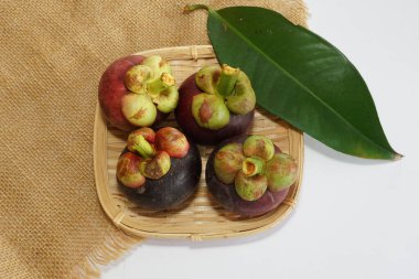 taze mangosteen meyveleri masada