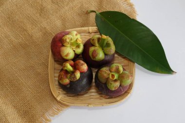taze mangosteen meyveleri masada