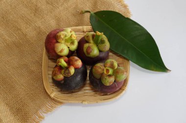 taze mangosteen meyveleri masada