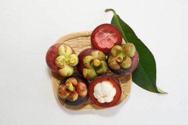 Beyaz arka planda taze mangosteen meyveleri