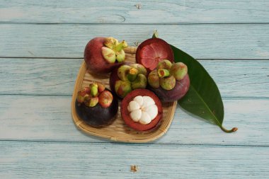 taze mangosteen meyveleri masada