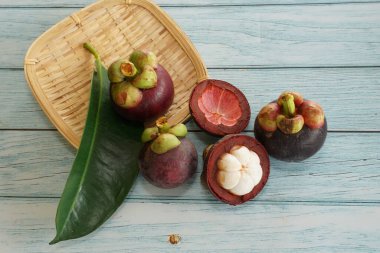 taze mangosteen meyveleri masada